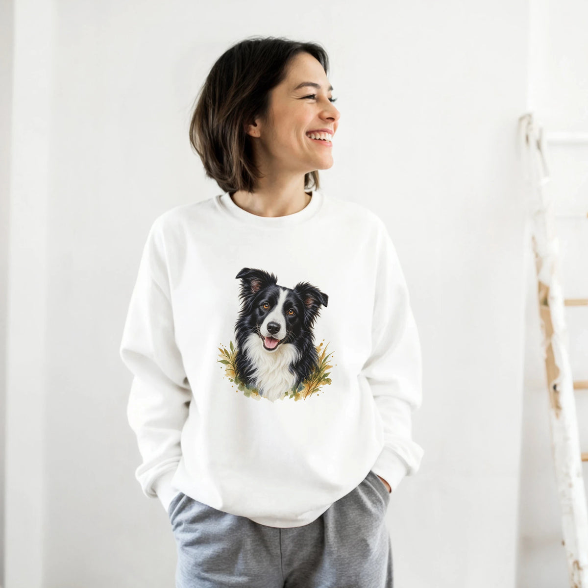 Weißes Tierportrait-Sweatshirt getragen – Passform an einem Mann